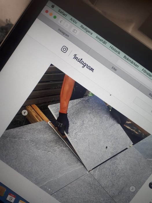 Person limmar en utomhusklinkerplatta på ett altanregelverk, synlig via Instagram på en datorskärm.
