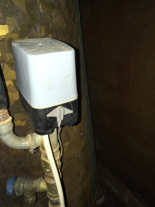 Pressostat monterad på en brunnspump med synligt reglage och röranslutningar.