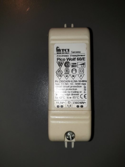Elektronisk transformator Pico Wolf 60/E monterad på vägg, tekniska specifikationer synliga.