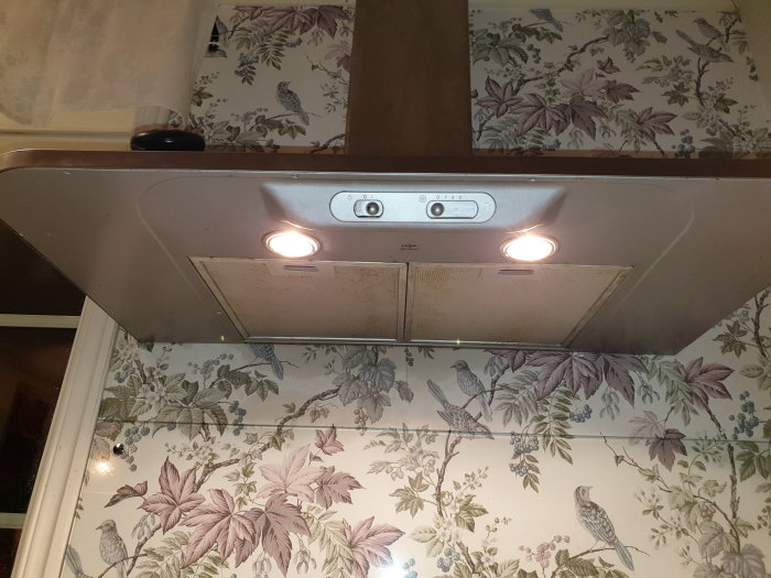Nytt välfungerande och prisvärt köksventilationssystem med två lysande lampor och reglage.