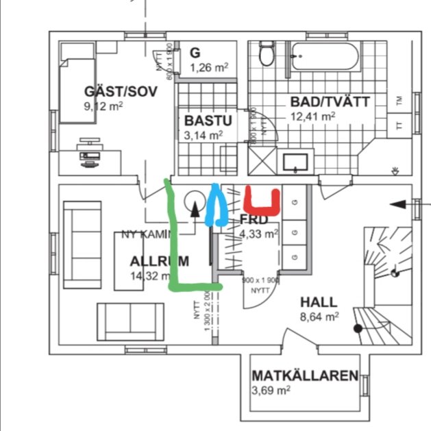 Ritning av källarplan med markerad förrådsdel, befintlig vägg i blått och potentiell ny vägg i grönt.