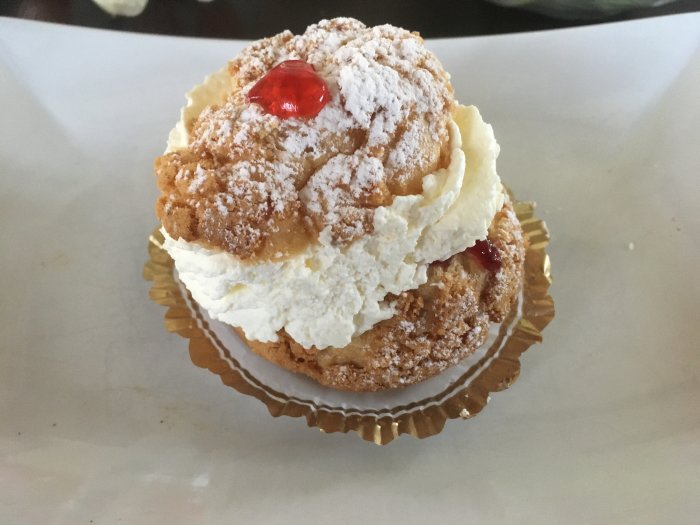En uppgraderad semla med fluffig grädde och hallonsylt toppad med ett rött geléhjärta.