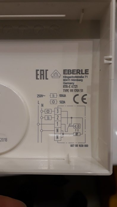 Eberle RTR-E 6721 termostat med elschema och tekniska specifikationer på en etikett.