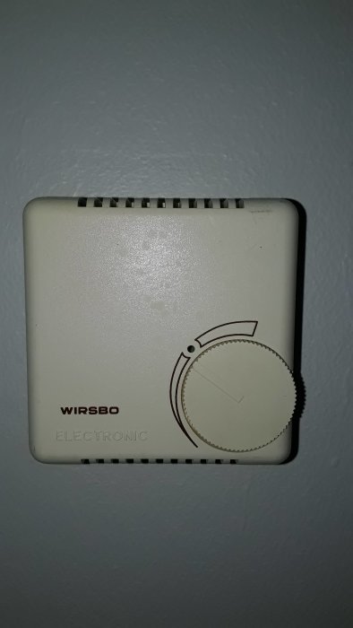 Wirsbo Electronic golvvärmetermostat på vägg.