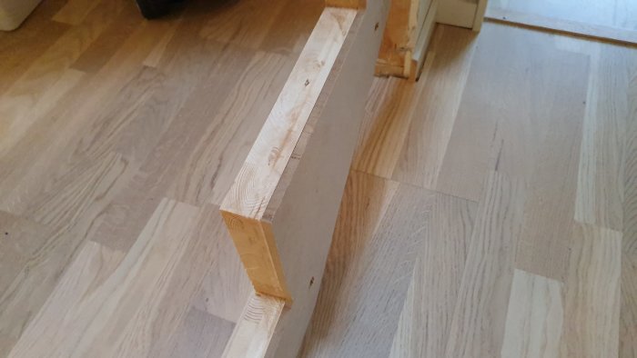 Träprov för trappbygge på ett parkettgolv som förberedelse för en renovering.