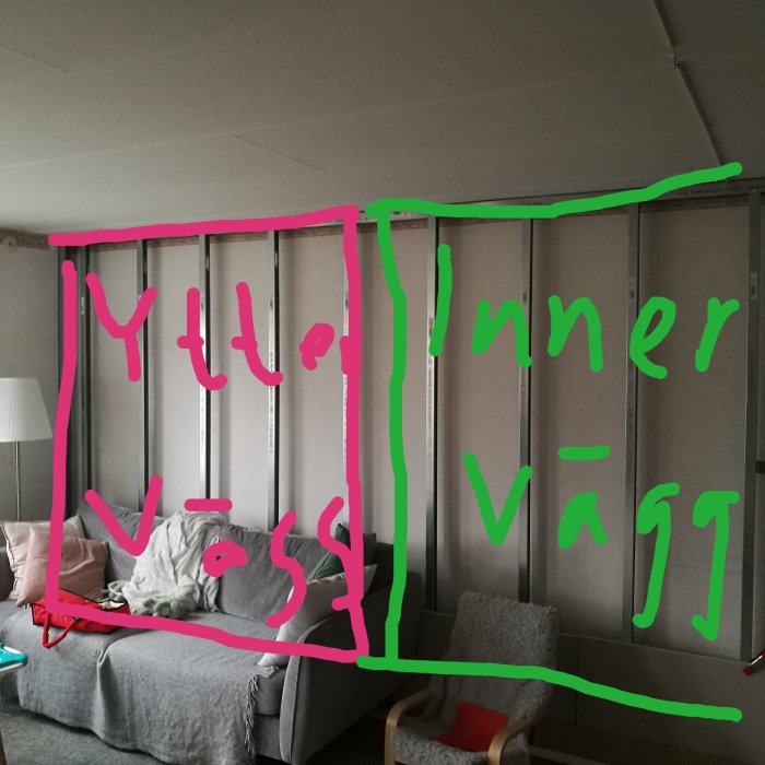 Innervägg med stålreglar markerad med grön färg, yttervägg markerad med rosa färg och inskriptioner.