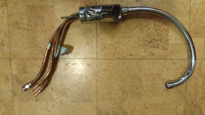 FMM 9000 köksblandare med diskmaskinavstängning och kopparledningar på ett kakelgolv.