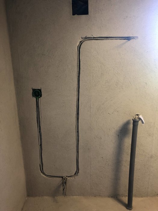 Källarrenovering med nylagda VVS-installationer för tvättstuga och dusch före avslutande vägg- och golvkonstruktion.