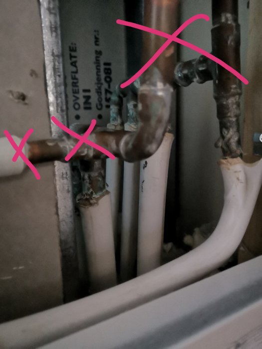 Hemmasnickrad lösning av kopparör och prisolrör i vägg markerade med rosa kryss inför renoveringsplanering.
