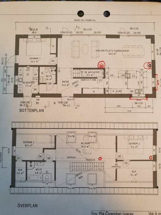 Planritning av ett 1 1/2 plans hus med markerade förslag på placering för kamin i rött.