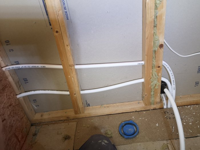 Installation av Uponor pex-rör i öppet golv för renovering av övervåningstoalett.