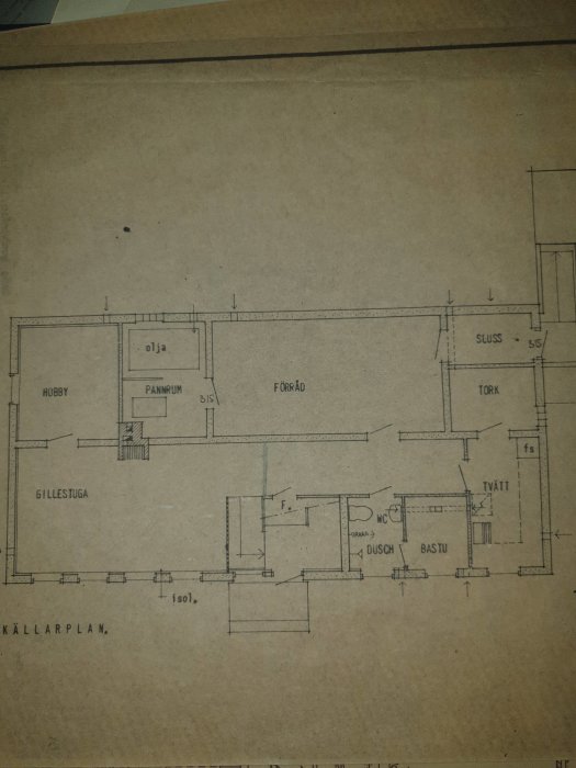 Gammal ritning av en källarplan med markerade rum som Hobby, Pannrum, och bastu, från 1971.