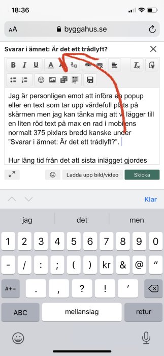 Mobilskärm som visar ett inlägg på diskussionsforum med förslag om röd text med en ritad pil som pekar på texten.