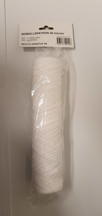 En ny bomullspatron för vattenfiltrering på 20 micron förpackad i plast med en etikett från Beulco Armatur AB.