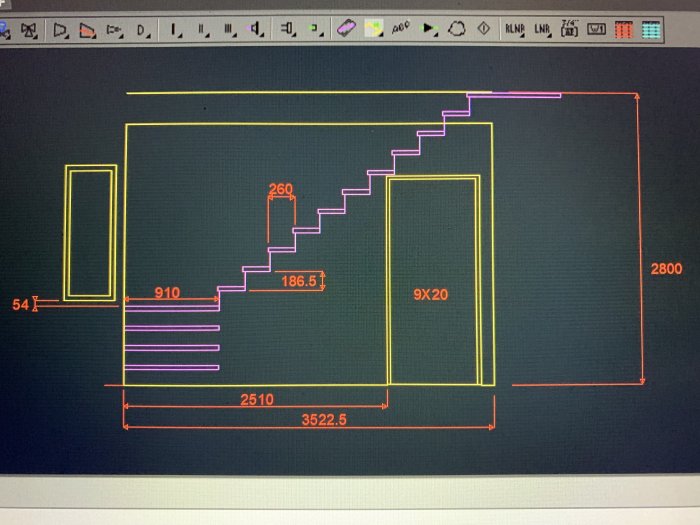 CAD-ritning av trapp och dörrarrangemang med måttangivelser i millimeter.