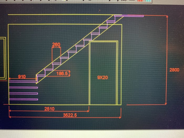 CAD-ritning av en trapps planlösning med måttangivelser och föreslagen justering vid sovrumsdörren.