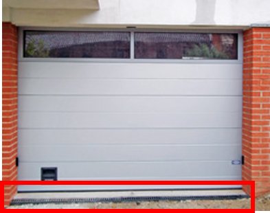 Garage med tröskel som faller inåt vilket leder till vatteninträngning.