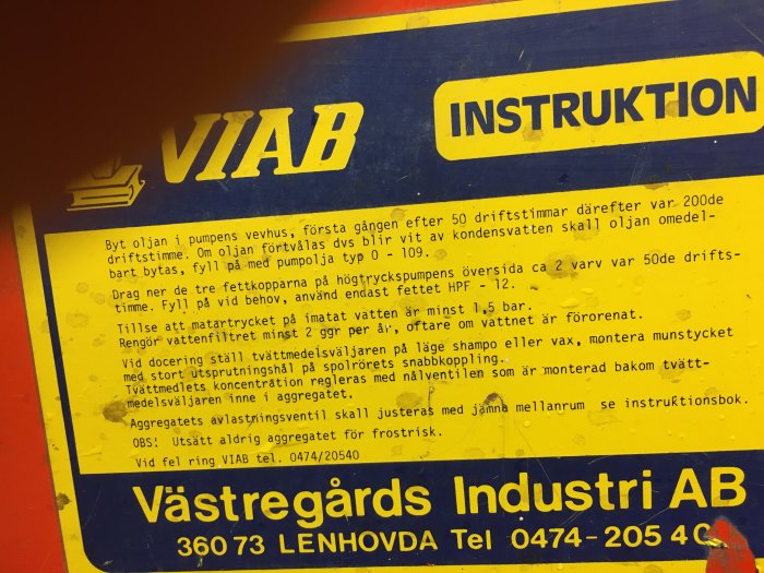 Bild på instruktionslapp för Viab högtryckstvätt med råd om olje- och fettbyte samt underhållsinstruktioner.