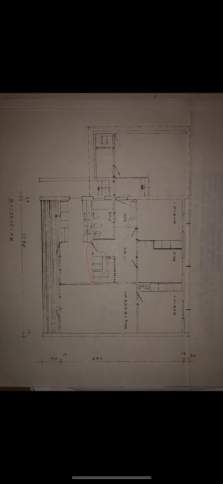 Planritning av en bostad med en markerad vägg som ifrågasätts om den är bärande eller inte.