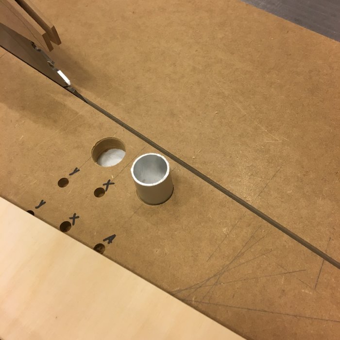 Anpassad såggigg i björkplywood med aluminiumaxlar för att såga sneda geringar.