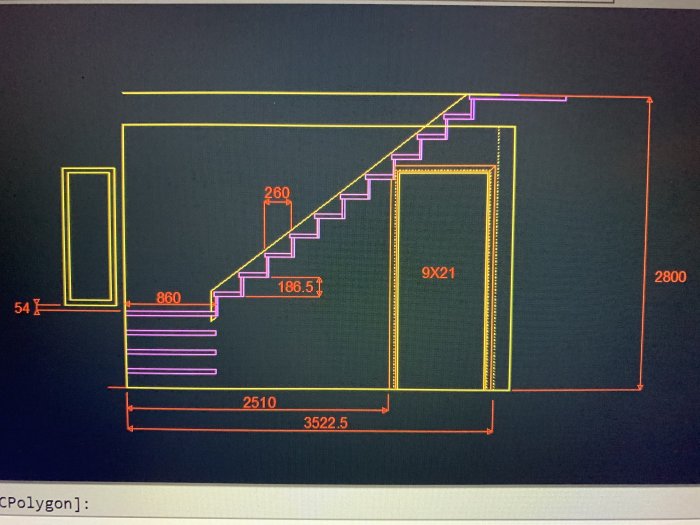 Ritning i datorprogram som visar en sovrumsdörr på 9x21 och trappan med ändrade mått.