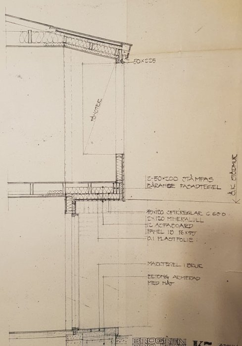 Arkitektonisk ritning som visar en sektion av en byggkonstruktion med mått och materialspecificeringar.