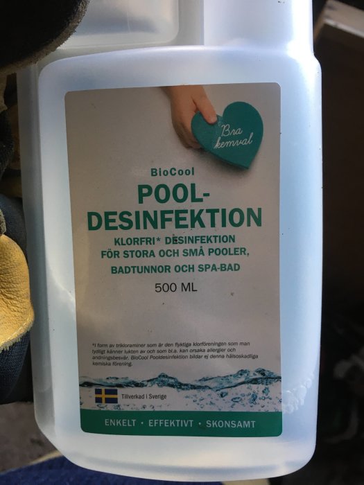 Flaska med BioCool Pool-Desinfektion, klorfri för pool och spa, 500 ml, märkt "Bra kemikal".