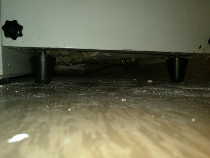 Gummifötter under ett maskinaggregat, provisoriskt monterade utan gängor och justerade för att minska vibrationer.