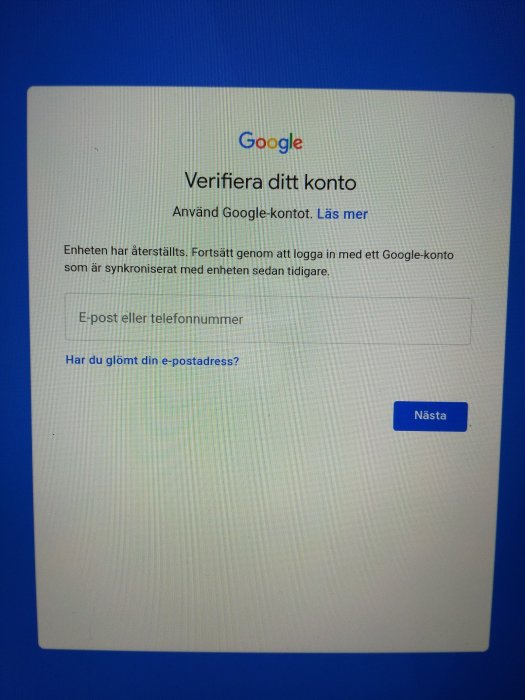 Skärmdump av en läsplatta som visar Google-kontoverifiering med textfält för e-post eller telefonnummer.