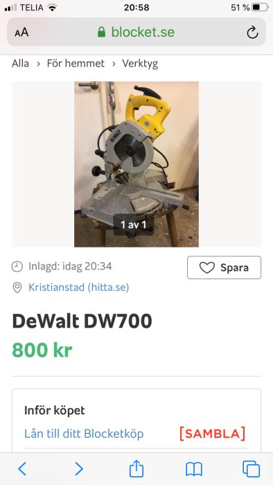 Dewalt DW700 geringssåg till salu för 800 kr, synlig på en smutsig verkstadsbänk med sågspån runt omkring.