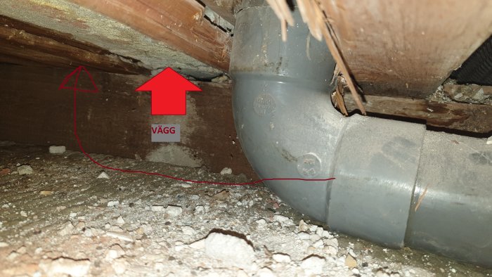 Avloppsrör under golv med markering där röret går mot väggen som ska förgrenas genom köksskåpet.