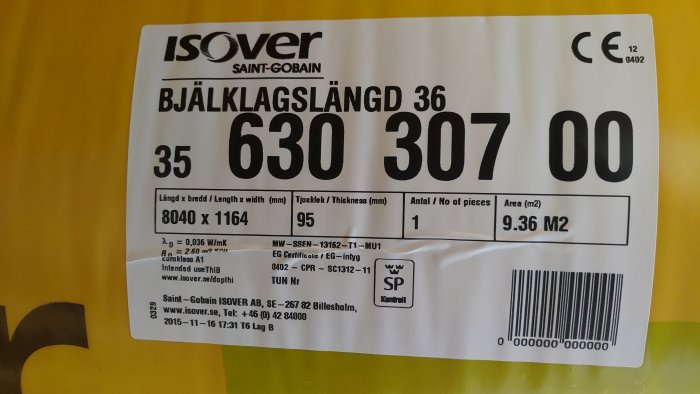 Etikett på en Isover bjälklagslängd med måtten 8040x1164 och tjocklek 95 mm visas mot en gul bakgrund.