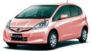 Rosa Honda Fit-bil med modellnamnet synlig på sidan.