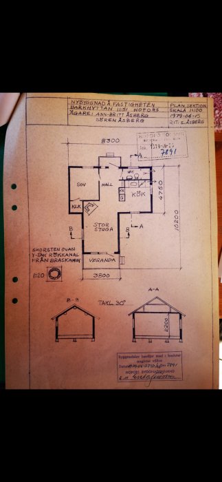 Gammal arkitektskiss av en hustoplan med märkt ventilationsväg för köksfläkt och braskamin, daterad 1979.