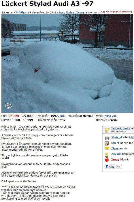 Begagnad Audi A3 -97 täckt av tjockt snötäcke på vinterväg, svårt att urskilja bilens detaljer.