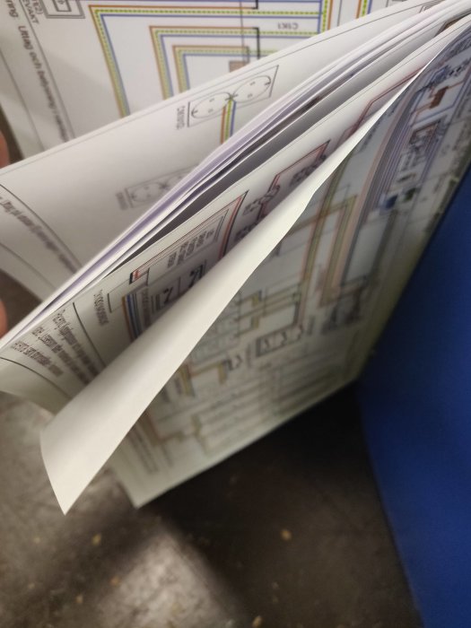 Utskrift av flera handritade elschema från Paint, bläddras igenom.