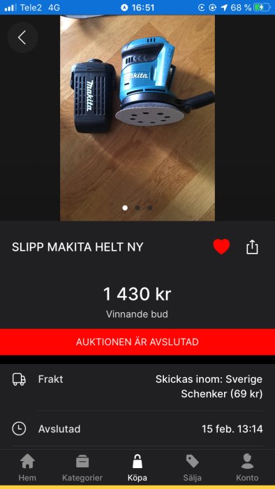 Blå och svart Makita slipmaskin med batteri på trägolv, visad i en avslutad auktionsannons i en app.