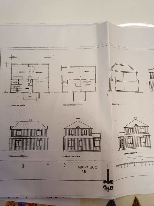 Ritningar av en tvåvåningsvilla med planlösning och fasadvyer ifrån olika håll.