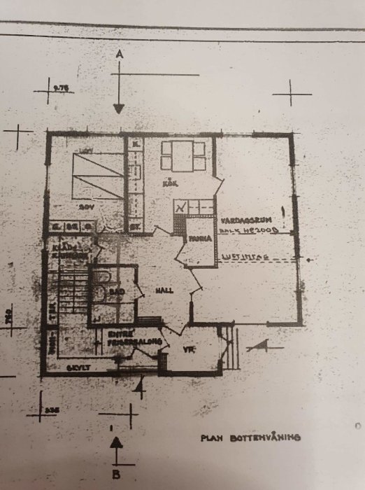 Grundrissplan av ett hus från 1927 som visar planerade ombyggnationer för att ta bort innerväggar.