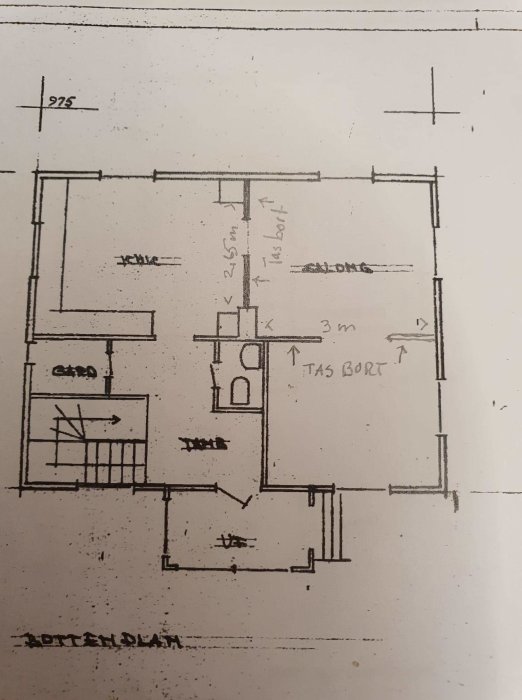 Handritad planritning av ett hus med markerade väggar som ska tas bort och måttangivelser.