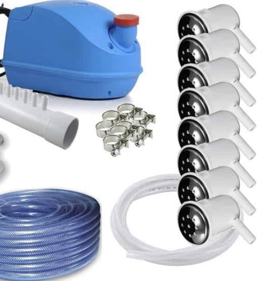 Komponenter till ett bubbelbadssystem inklusive pump, slangar, jetmunstycken och fästen.