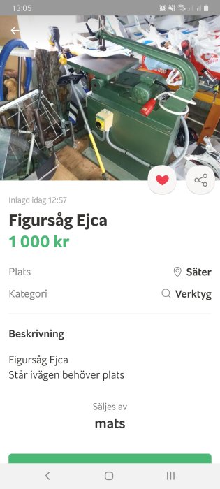 Grön figursåg Ejca till salu, placerad i rörigt verkstadsutrymme, prissatt till 1000 kr.