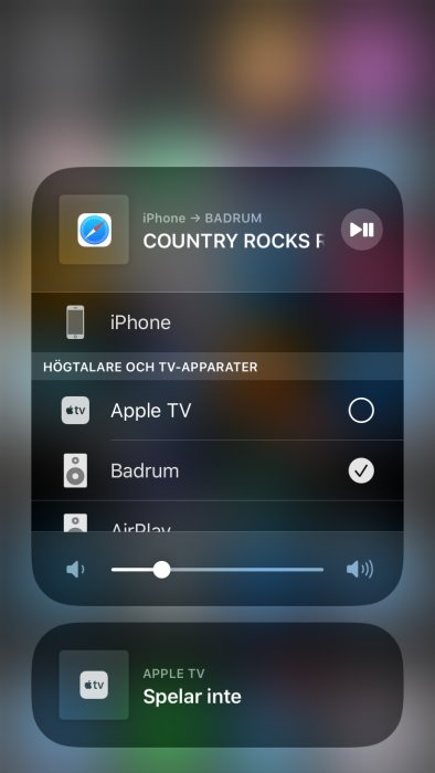 Skärmdump av en iPhone som visar AirPlay-menyn med "COUNTRY ROCKS F" spelar och enheten "Badrum" vald.