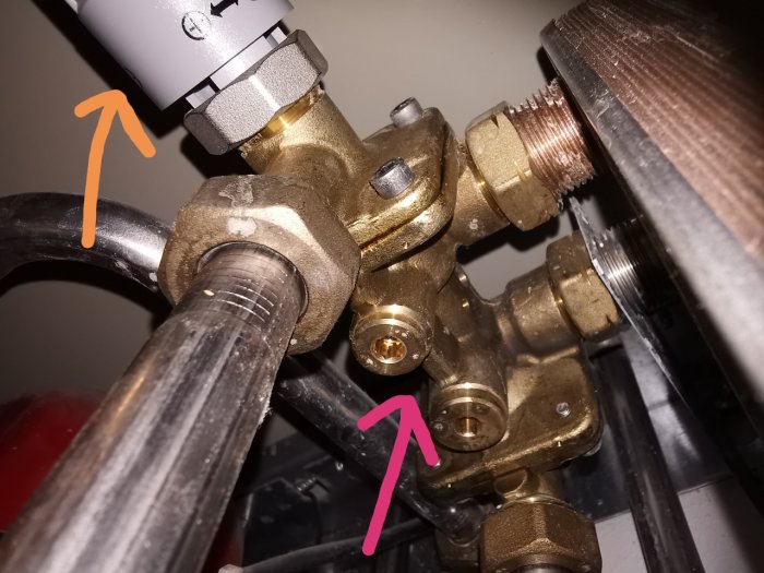 Rörsystem med termostat inställd på max och frågetecken markerat med rosa pil.