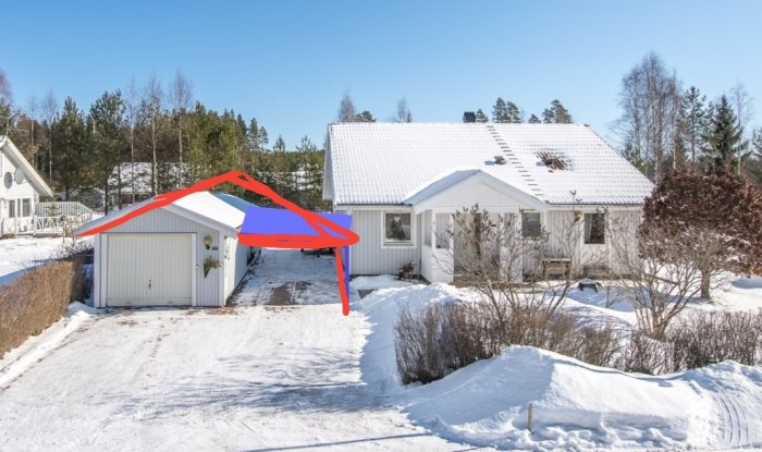 Vit villa i snölandskap med garage, röd pil och blå markering illustrerar föreslagen sidleds utbyggnad.