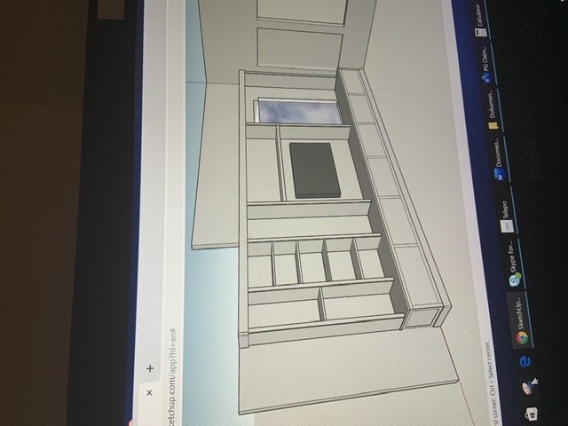Skiss i Sketchup av en platsbyggd bokhylla och tvmöbel som visas på en datorskärm.