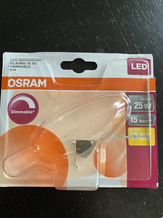 LED-glödlampa i förpackning märkt Osram, dimbar, 3.3W motsvarar 25W, varmvitt ljus.