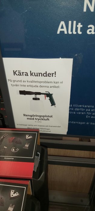 Skylt som informerar om stoppad försäljning av tryckluftspistol på grund av kvalitetsproblem, i en affär.