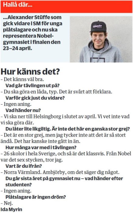 Ung man i mössa och hoodie ler mot kameran, artikelutdrag om SM och nobelgymnasiet i bakgrunden.