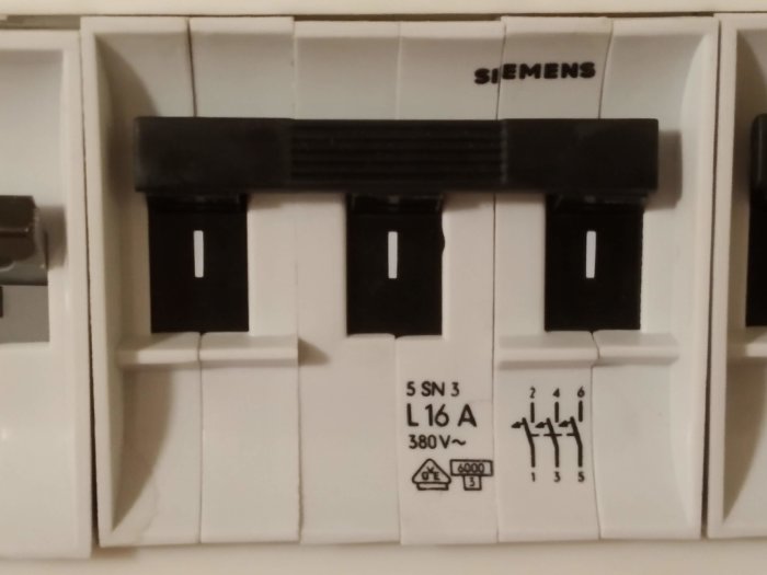 Elpanel med tre säkringsbrytare märkt 'SIEMENS 5 SN 3 L16 A 380V'.